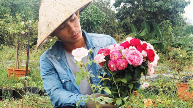 A 24-year-old boy builds a rose camp alone
