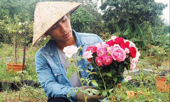 hot news, lifestyle, portrait, reportage, roses, start-up, vietnamese people, a 24-year-old boy builds a rose camp alone