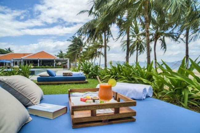 cafes with nha trang beach view, compass travel vietnam, nha trang inside guide, nha trang travel guide, nha trang vietnam, transport to nha trang, travel to nha trang, travel to vietnam, 3 cafes with nha trang beach view, so beautiful