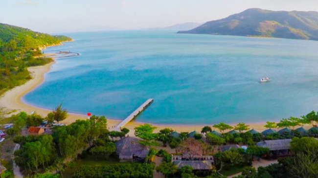 What makes Nha Phu Nha Trang Bay attractive to tourists in all four directions?