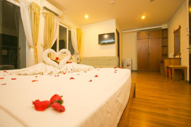bien viet hotel, cr hotel, hoang hai hotel, love hotel, new day hotel, pho bien hotel, queen hotel, rosy hotel, sunny sea hotel, thanh thanh hotel, top 10 nha trang hotels near the sea with the best price