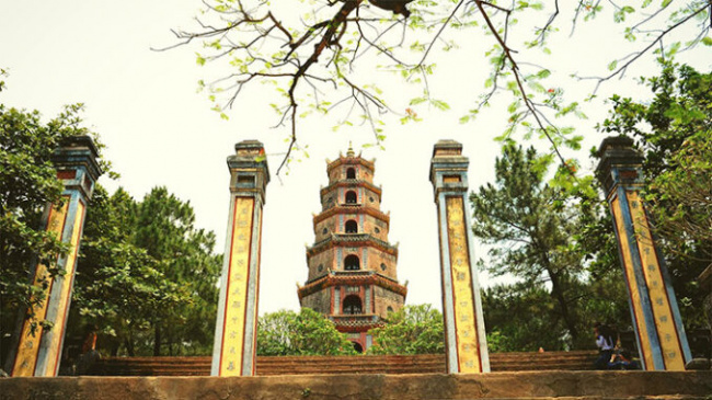 Learn about 400 year old Thien Mu pagoda of Hue ancient capital