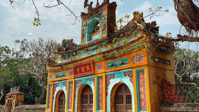 Visit Thu Le pagoda to find out about the ancient village of the ancient capital