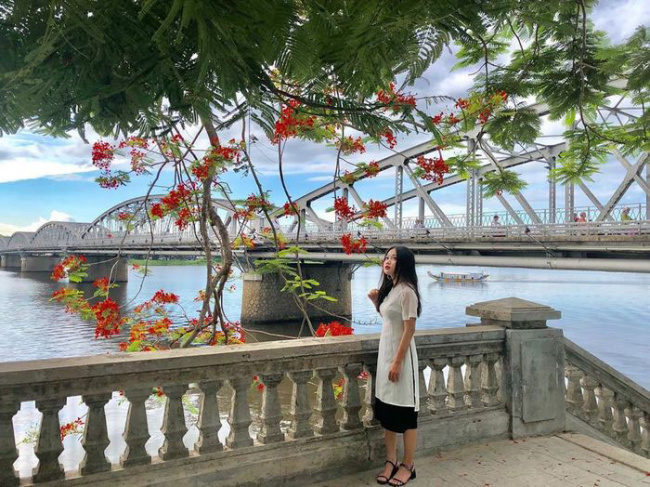compass travel vietnam, hue inside guide, hue travel guide, hue vietnam, transport to hue, travel to hue, travel to vietnam, truong tien bridge, truong tien hue bridge, fall in love with truong tien hue bridge, the symbol of the ancient capital