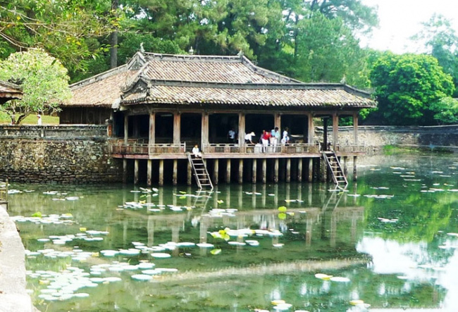 compass travel vietnam, hue inside guide, hue travel guide, hue vietnam, transport to hue, travel to hue, travel to vietnam, visiting tu duc mausoleum, visiting tu duc mausoleum to admire the beauty of the nguyen dynasty tomb architecture