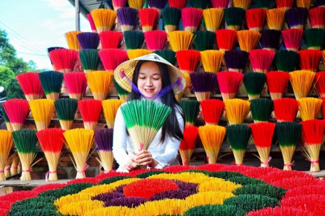 compass travel vietnam, hue inside guide, hue travel guide, hue vietnam, thuy xuan hue incense village, transport to hue, travel to hue, travel to vietnam, check in thuy xuan hue incense village – a peaceful place in the heart of the ancient capital