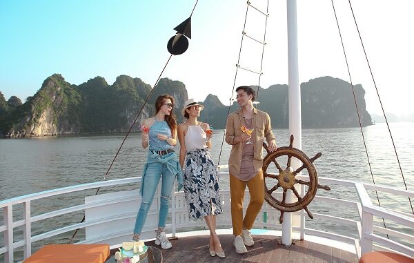 Review tour details on Ha Long cruise