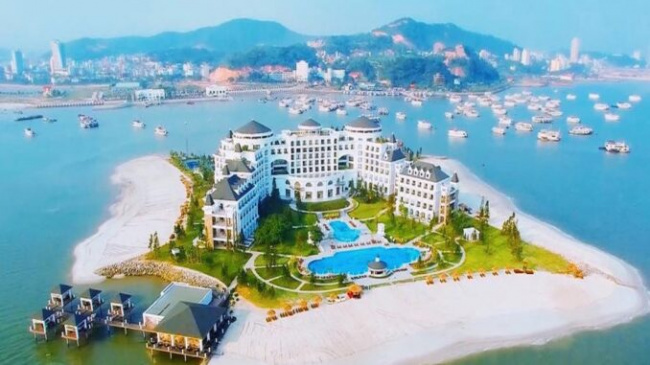 The most beautiful Vinpearl Ha Long oasis in Tonkin Bay this summer