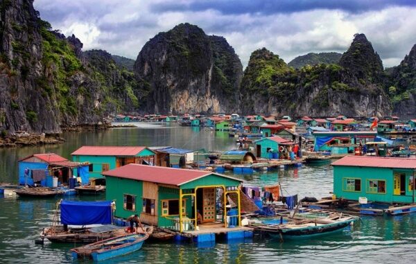 Ha Long tourism to visit Vung Vieng fishing village to admire the beautiful and peaceful scenery