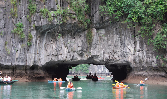 Traveling to Hang Luon Ha Long for beautiful scenery, kayaking and virtual life