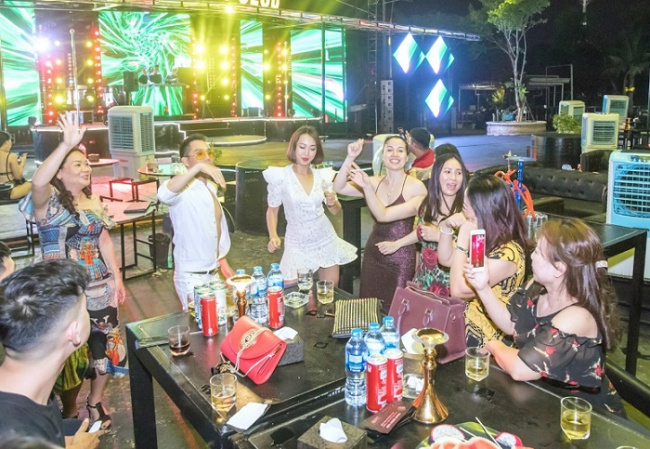 compass travel vietnam, ha long inside guide, ha long travel guide, ha long vietnam, places of ha long entertainment at night, transport to ha long, travel to ha long, travel to vietnam, ‘note’ at 8 places of ha long entertainment at night, do your best with friends