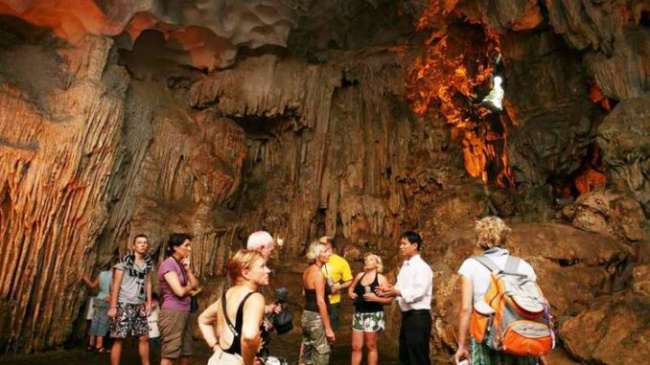 Explore Sung Sot cave in Ha Long to admire the beautiful  landscape of the nature