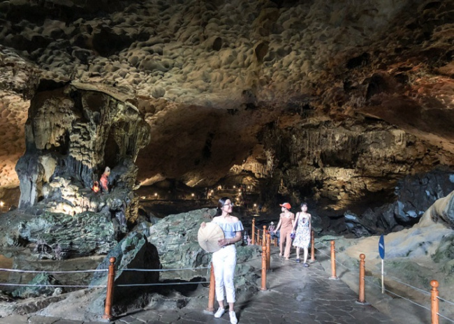 compass travel vietnam, explore sung sot cave in ha long, ha long inside guide, ha long travel guide, ha long vietnam, transport to ha long, travel to ha long, travel to vietnam, explore sung sot cave in ha long to admire the beautiful  landscape of the nature