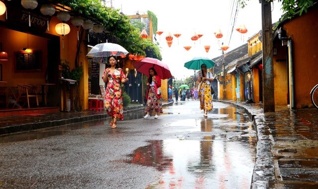 There is a beautiful Hoi An, poetic poetry on rainy days