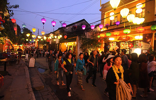 5 most interesting experiences only in Hoi An at night