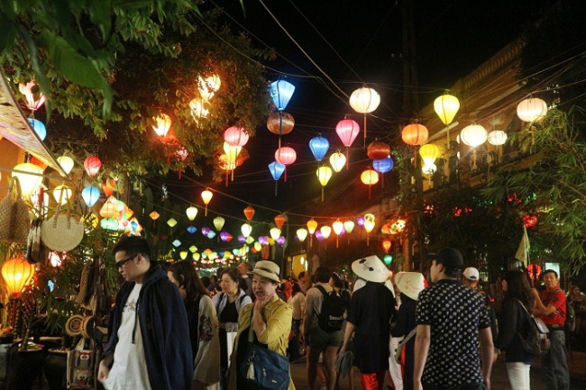 compass travel vietnam, hoi an ancient town, hoi an at night, hoi an inside guide, hoi an travel guide, hoi an vietnam, transport to hoi an, travel to hoi an, travel to vietnam, 5 most interesting experiences only in hoi an at night