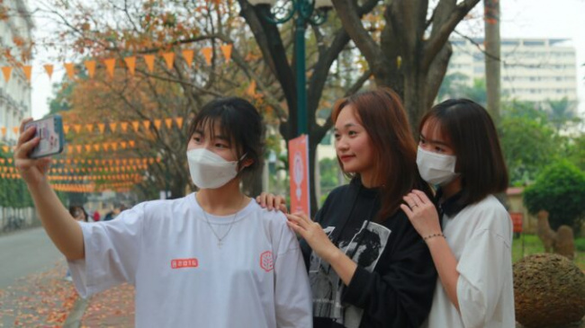 Young people check-in the ‘love road’ in Hanoi￼