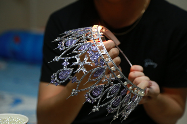 handmade, ho chi minh city, make a crown, miss crown, the boy recreated 200 models of the beauty crown