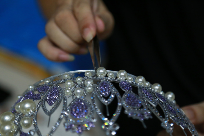 handmade, ho chi minh city, make a crown, miss crown, the boy recreated 200 models of the beauty crown