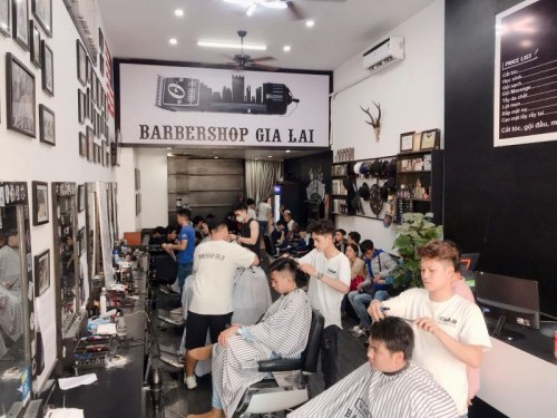 Barber shop Pleiku là địa điểm đáng tin cậy dành cho các quý ông muốn sở hữu kiểu tóc thật chất lừ. Với các chuyên gia cắt tóc được đào tạo chuyên sâu và đầy kinh nghiệm, chúng tôi sẽ đem đến cho bạn một phong cách thật nam tính và tự tin.