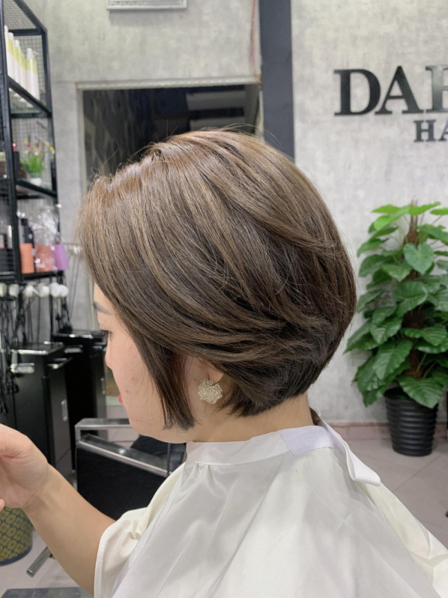 Hà Nội nở rộ dịch vụ cắt tóc tại nhà, bất chấp quy định giãn cách xã hội