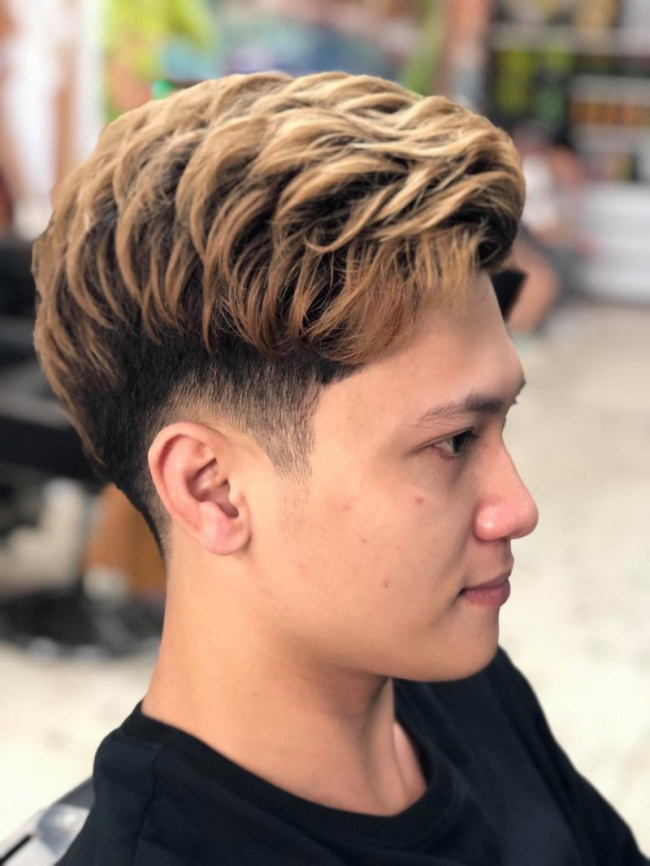 Tiệm cắt tóc nam quận Bình Tân sở hữu những ảnh cắt tóc nam đẹp và thời trang nhất mà bạn chưa từng thấy. Với phong cách tạo kiểu tuyệt vời và đội ngũ nhân viên chuyên nghiệp, tiệm cắt tóc này chắc chắn sẽ làm hài lòng mọi khách hàng.