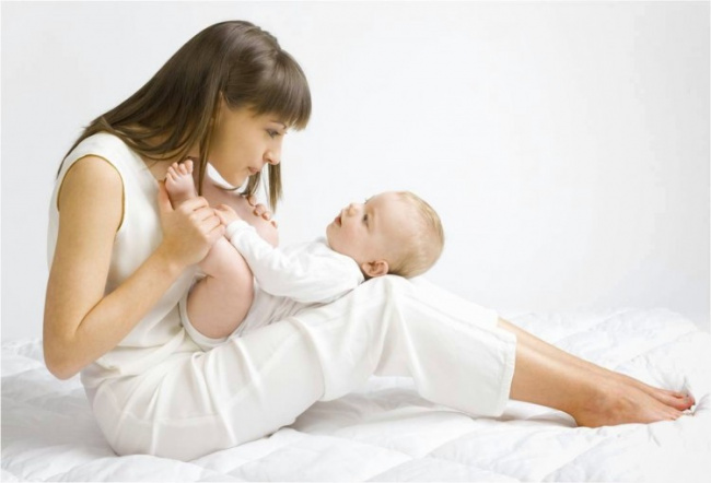 trẻ bị ọc sữa, nôn trớ, nguyên nhân và cách khắc phục các mẹ không nên bỏ qua
