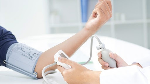 9 sai lầm thường gặp khi dùng máy đo huyết áp khiến kết quả sai