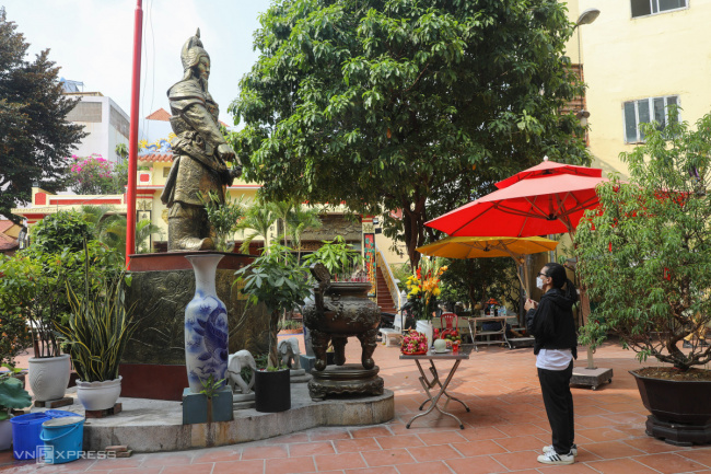 holy tran, statue of tran hung dao, temple, temple of tran hung dao, tran temple, 90 years old tran hung dao temple in saigon
