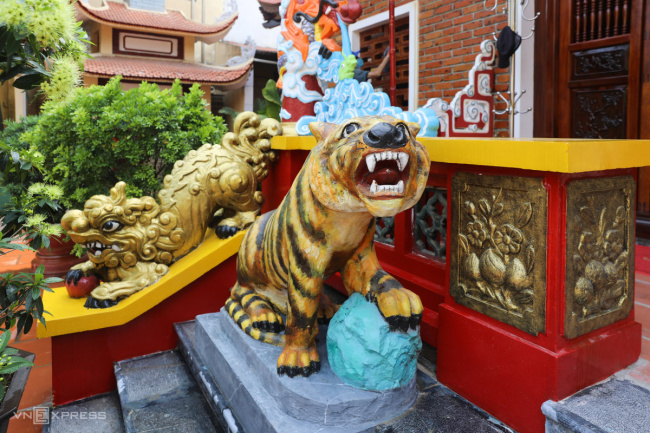 holy tran, statue of tran hung dao, temple, temple of tran hung dao, tran temple, 90 years old tran hung dao temple in saigon
