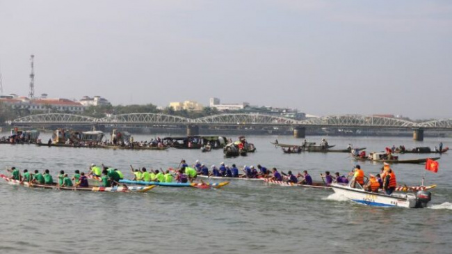 More than 200 rowers compete on the Huong River