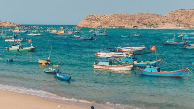 There is a beautiful fishing village of Nhon Hai, hidden in the middle of the suburbs of Quy Nhon city
