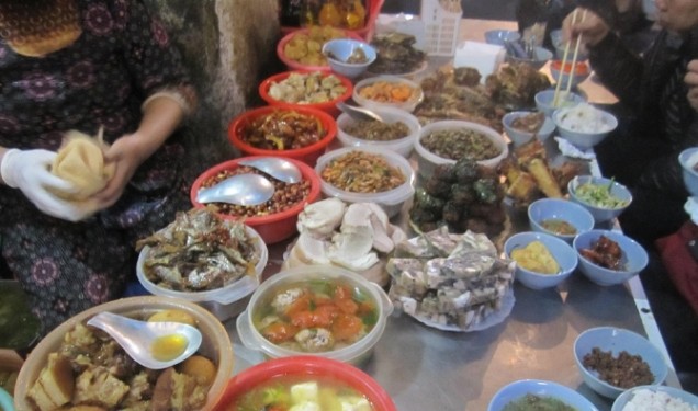 5 khu chợ nổi tiếng với các món ăn vặt ở Hà Nội