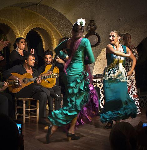 đến barca ăn paella và xem flamenco
