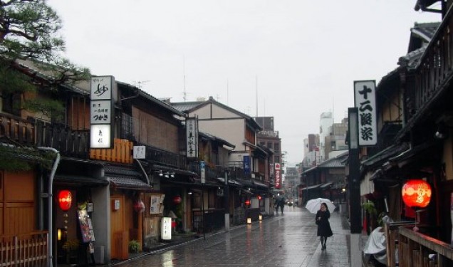 kyoto, du lịch kyoto, du lịch nhật bản, kinh nghiệm du lịch kyoto, những điểm du lịch ở kyoto, đền vàng kinkaku-ji ở kyoto, đền bạc ginkaku-ji ở kyoto, phố cổ gion ở kyoto, kyo-ryori, bảo tàng manga kyoto, phố mua sắm shijo-dori, 9 điều không thể bỏ qua ở kyoto