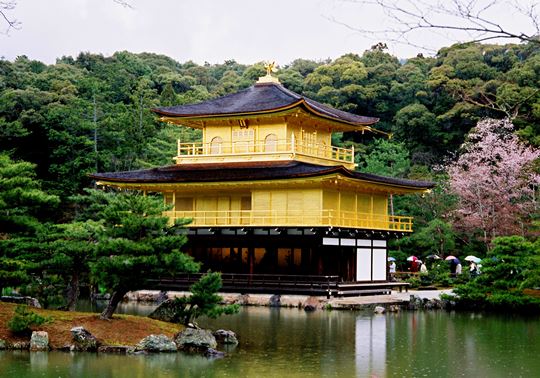 kyoto, du lịch kyoto, du lịch nhật bản, kinh nghiệm du lịch kyoto, những điểm du lịch ở kyoto, đền vàng kinkaku-ji ở kyoto, đền bạc ginkaku-ji ở kyoto, phố cổ gion ở kyoto, kyo-ryori, bảo tàng manga kyoto, phố mua sắm shijo-dori, 9 điều không thể bỏ qua ở kyoto