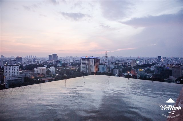 rooftop pool bar, hotel des arts saigon, vincom center, sài gòn, du lịch sài gòn, cafe sài gòn, vẻ đẹp choáng ngợp với quán bar hồ bơi đẹp nhất hồ chí minh