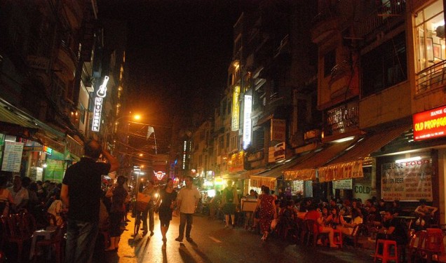 Nhộn nhịp những dãy phố Sài Gòn về đêm