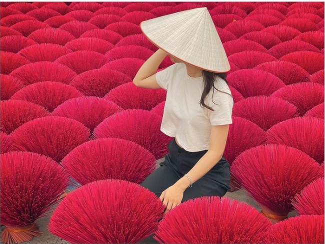 hanoi suburban destination, quang phu cau incense village, traditional villages, come to quang phu incense village, hanoi, check in with brilliant ‘red flower bouquets’ under the golden sun