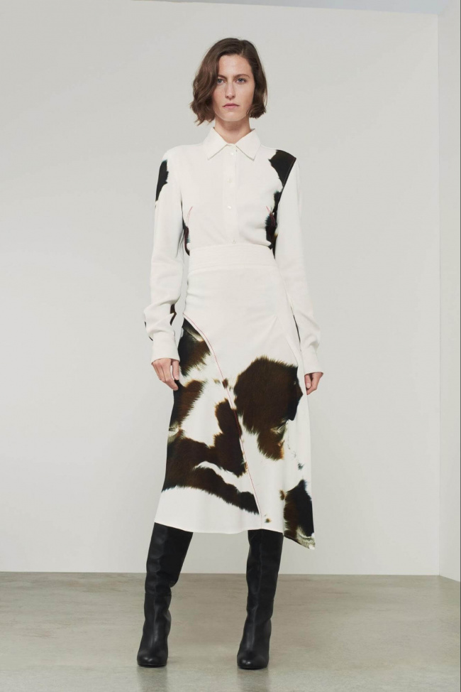 Miranda Kerr diễn váy bò sữa của Moschino - Ngôi sao