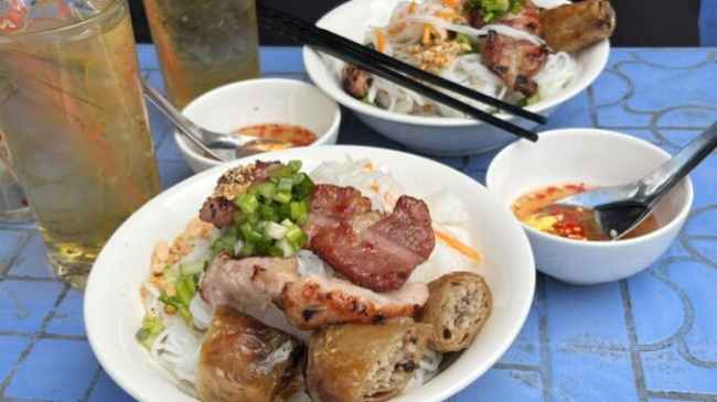ho chi minh city, ho chi minh city tourism, rice noodles with barbecue, saigon restaurant, grilled pork vermicelli ‘just blow and eat’