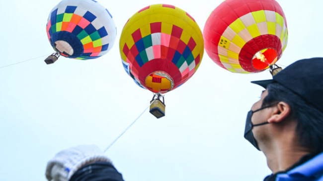 Dozens of hot air balloons fly over Hanoi