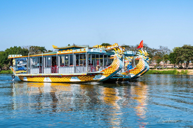 Thú vui đi thuyền rồng trên sông Hương có gì hấp dẫn đến thế?