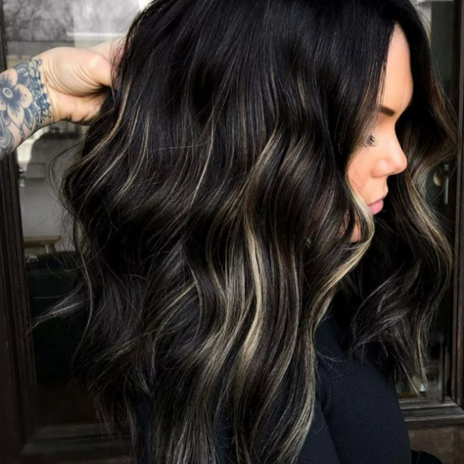 Bạn muốn có mái tóc đen bóng đẹp lung linh hơn nữa? Hãy thử với tóc đen highlight và chọn những điểm nhấn tuyệt vời để khoe trọn vẹn vẻ đẹp của mái tóc của bạn.
