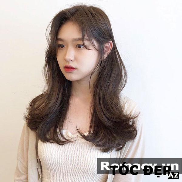 Tóc uốn đuôi Hàn Quốc là sự lựa chọn hoàn hảo cho những cô nàng yêu thích kiểu tóc trẻ trung, quyến rũ. Hình ảnh tóc uốn này không chỉ làm nổi bật khuôn mặt mà còn tôn lên vẻ đẹp toát lên sự quý phái và nữ tính.