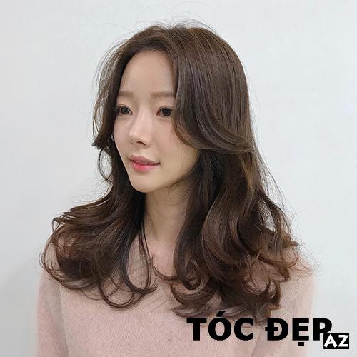 Hãy khám phá kiểu tóc uốn xoăn nhẹ Hàn Quốc - một phong cách tinh tế và trẻ trung cho mái tóc của bạn. Với những sợi tóc uốn xoăn nhẹ nhàng, bạn sẽ cảm thấy tự tin và quyến rũ hơn bao giờ hết. Hãy xem hình ảnh để cảm nhận sự khác biệt nhé.