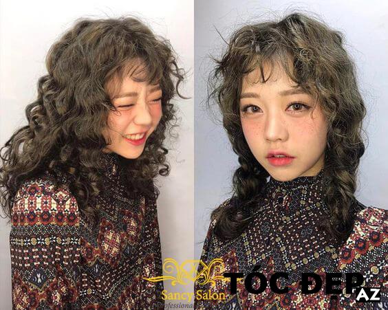 Tóc xoăn mì Hàn Quốc là kiểu tóc cực trendy, tạo nên vẻ đẹp ngọt ngào, quyến rũ cho bất cứ cô gái nào. Hình ảnh tóc xoăn mì Hàn Quốc sẽ khiến bạn cảm thấy mê hồn với các đường nét tóc xoắn tinh tế, thướt tha. Cùng xem những hình ảnh đầy sáng tạo và ấn tượng về tóc xoăn mì Hàn Quốc qua loạt hình tóc đẹp này.