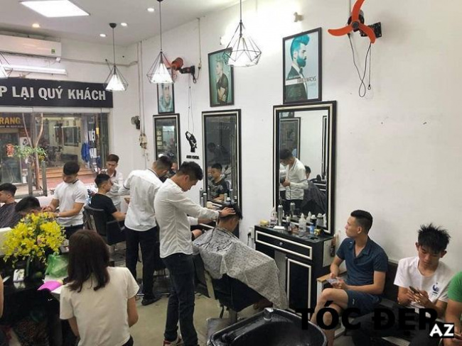 Tiệm tóc bình dân lao đao trước trải nghiệm cắt tóc nam kiểu mới