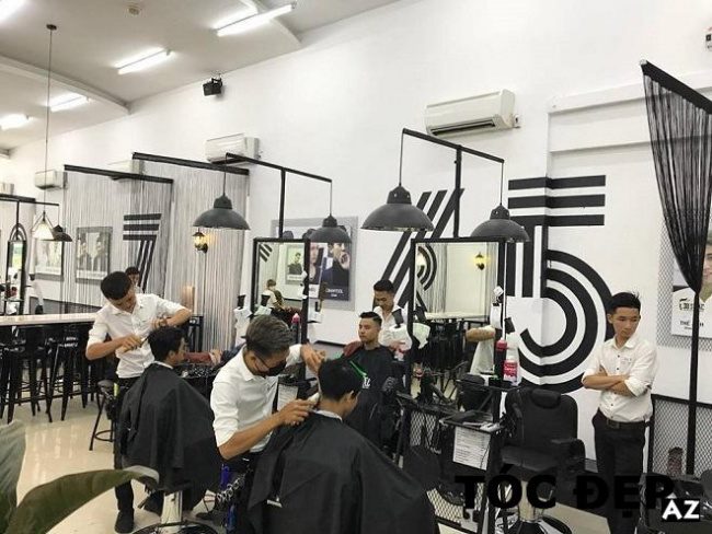 Bạn đang muốn tìm kiếm một tiệm cắt tóc nam đẹp ở Quận Tân Phú để cùng chàng trai của mình có một kiểu tóc trendy và ấn tượng? Hãy xem hình ảnh của chúng tôi để tìm hiểu về không gian tiệm sang trọng, các chuyên gia tài năng và các dịch vụ chăm sóc tóc đa dạng. Chúc bạn có một trải nghiệm tuyệt vời!