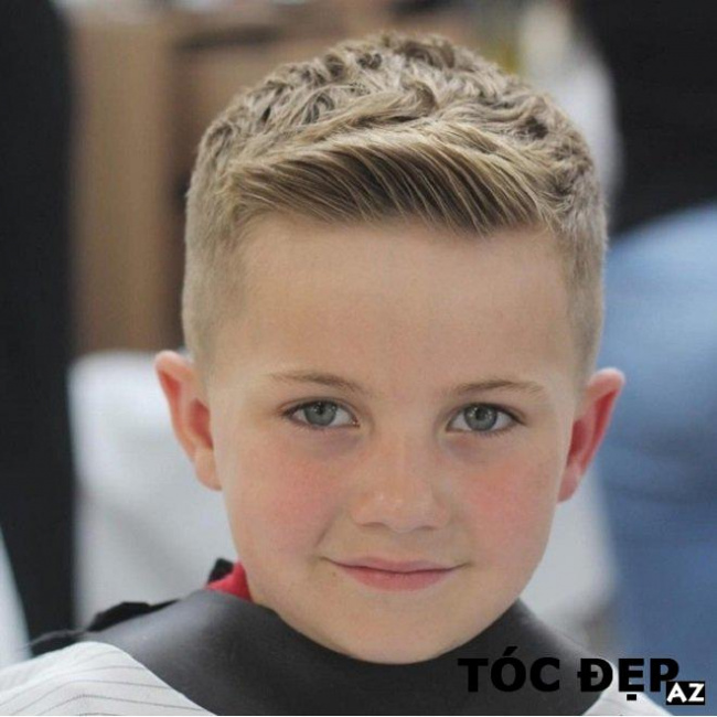 Các kiểu tóc undercut ngắn cho bé trai là một lựa chọn hoàn hảo để tăng thêm sự nam tính và phong cách cho bé yêu của bạn. Hình ảnh các bé trai với kiểu tóc này chắc chắn sẽ thu hút bạn bè và gia đình.